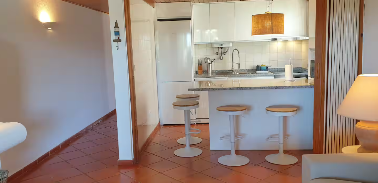 Fully equipped kitchen at Pé no Mar & Golf.
